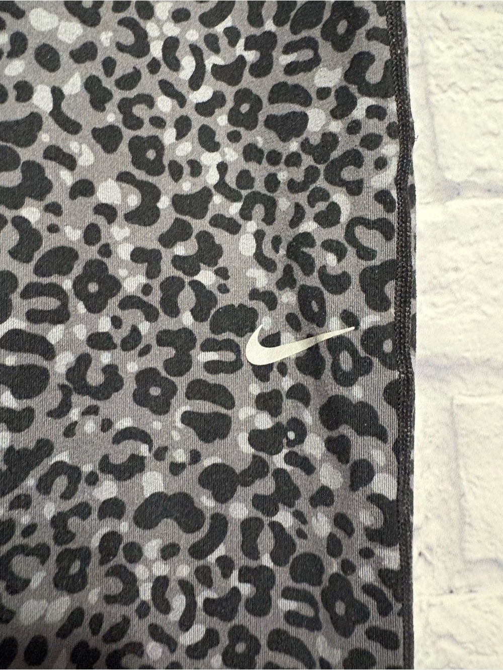 Nike Black & Charcoal Leopard-Print High-Rise Leggings Medium - Picture 3 of 9
